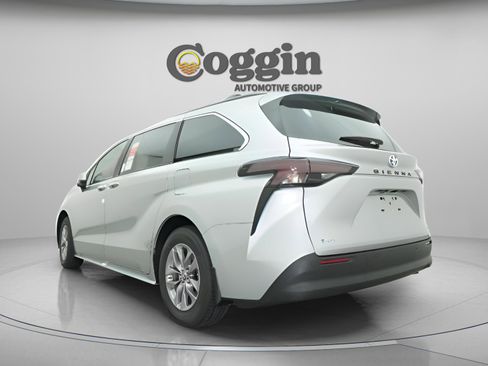 Used 2025 Toyota Sienna XLE image 10