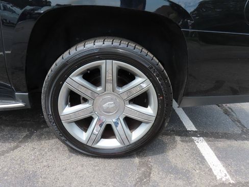 Used 2017 Cadillac Escalade ESV Luxury AWD/4WD image 13