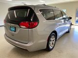 Used 2017 Chrysler Pacifica Limited image 5