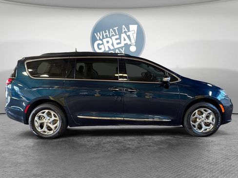 Used 2023 Chrysler Pacifica Limited AWD/4WD image 2