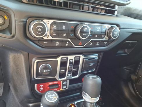 Used 2025 Jeep Wrangler Unlimited Rubicon AWD/4WD image 19
