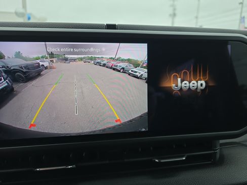 Used 2025 Jeep Wrangler Willys AWD/4WD image 31
