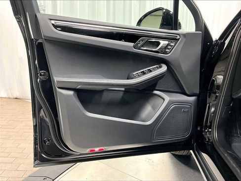 Used 2025 Porsche Macan w/ Premium Package Plus image 25