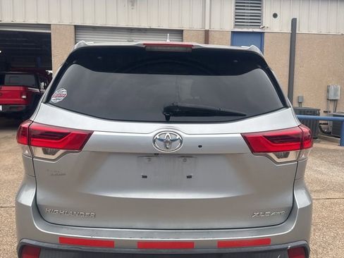 Used 2018 Toyota Highlander XLE AWD/4WD image 4