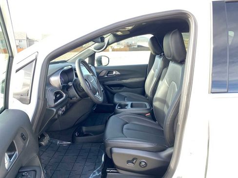 New 2026 Chrysler Pacifica Select FWD image 17
