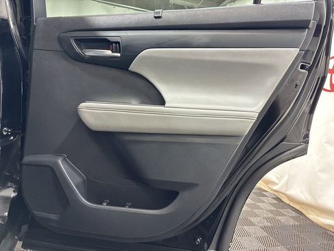 Used 2022 Toyota Highlander XLE image 14