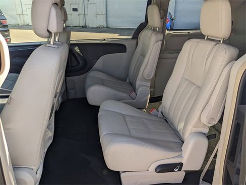 Used 2014 Chrysler Town & Country Touring-L w/ Driver Convenience Group image 11