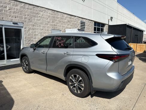 Used 2025 Toyota Highlander XLE AWD/4WD image 5