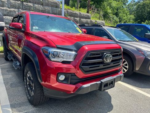 Used 2018 Toyota Tacoma TRD Off-Road w/ Technology Package AWD/4WD image 2