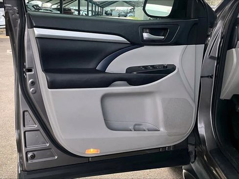 Used 2016 Toyota Highlander XLE image 21