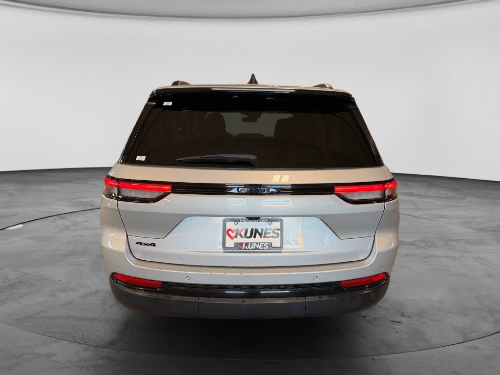 Used 2023 Jeep Grand Cherokee Altitude AWD/4WD image 8