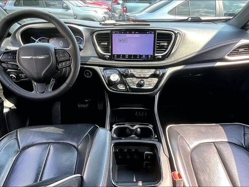 Used 2024 Chrysler Pacifica Premium FWD image 7