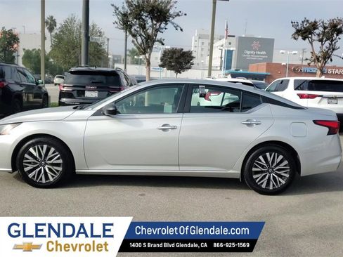 Used 2024 Nissan Altima 2.5 SV image 4