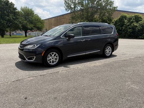 Used 2020 Chrysler Pacifica Touring-L FWD image 1