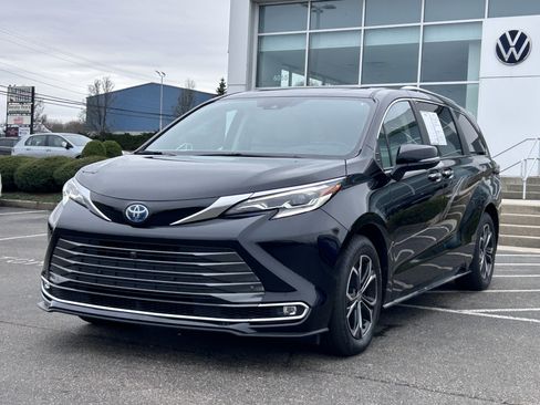 Used 2025 Toyota Sienna Platinum image 3