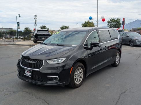 Used 2024 Chrysler Pacifica Touring-L FWD image 10
