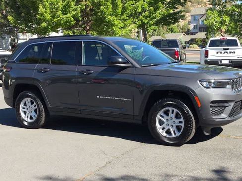 Used 2025 Jeep Grand Cherokee Laredo w/ Luxury Tech Group I AWD/4WD image 2