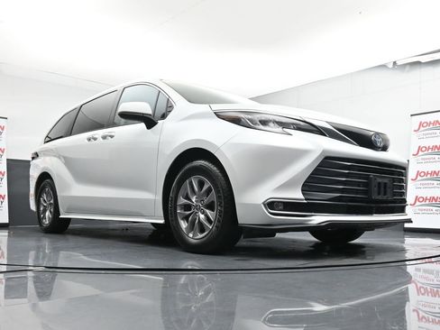 Used 2022 Toyota Sienna XLE image 18