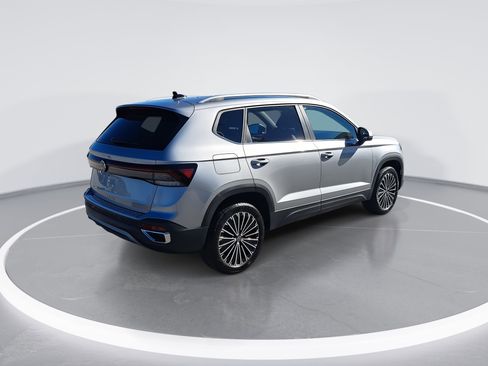 New 2026 Volkswagen Taos SE image 3
