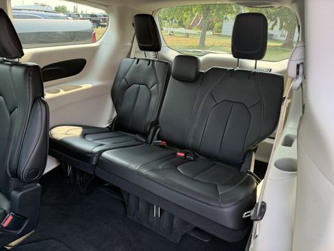 Used 2023 Chrysler Pacifica Touring-L FWD image 16