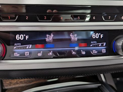 Used 2022 BMW 750i xDrive w/ M Sport Package AWD/4WD image 26