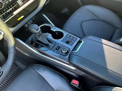 Used 2025 Toyota Highlander Platinum image 15