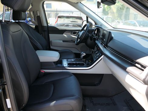 Used 2024 Kia Carnival LX FWD image 29