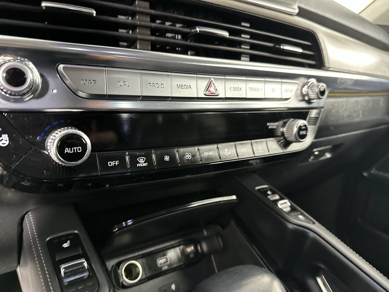 Certified 2022 Kia Telluride SX w/ SX Prestige Package AWD/4WD image 14