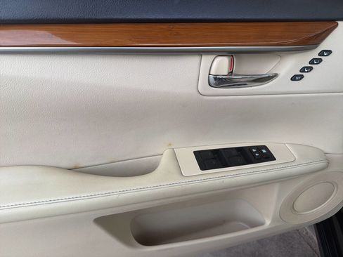 Used 2014 Lexus ES 300h w/ Luxury Package w/Bamboo Trim image 23