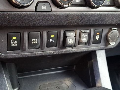 Used 2018 Toyota Tacoma TRD Sport AWD/4WD image 16