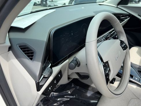 Used 2024 Kia Niro Wave w/ Wave Preserve Package FWD image 11