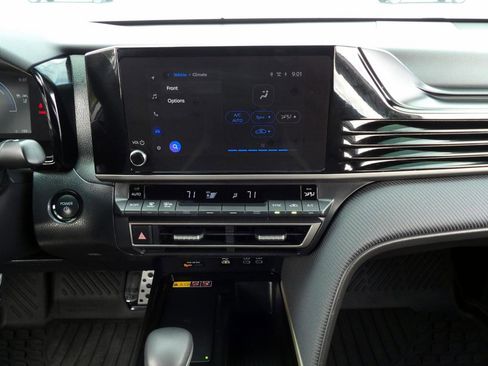 Used 2025 Toyota Camry SE w/ Convenience Package image 19