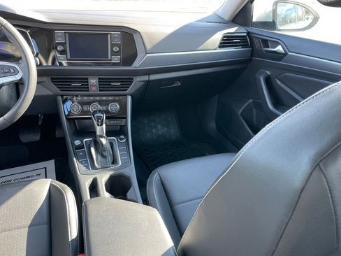 Certified 2023 Volkswagen Jetta SE w/ Panoramic Sunroof Package image 9