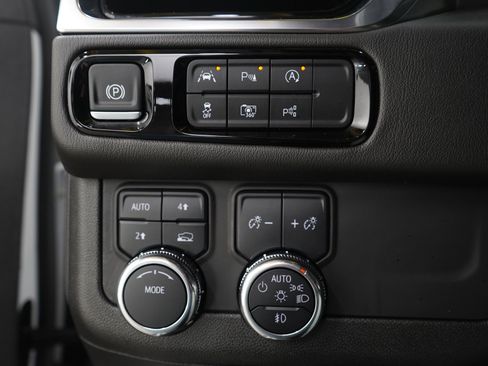 Used 2025 GMC Yukon Denali AWD/4WD image 29