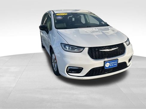 Used 2024 Chrysler Pacifica Touring-L image 12