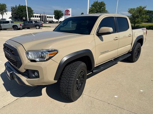 Used 2019 Toyota Tacoma TRD Off-Road AWD/4WD image 6