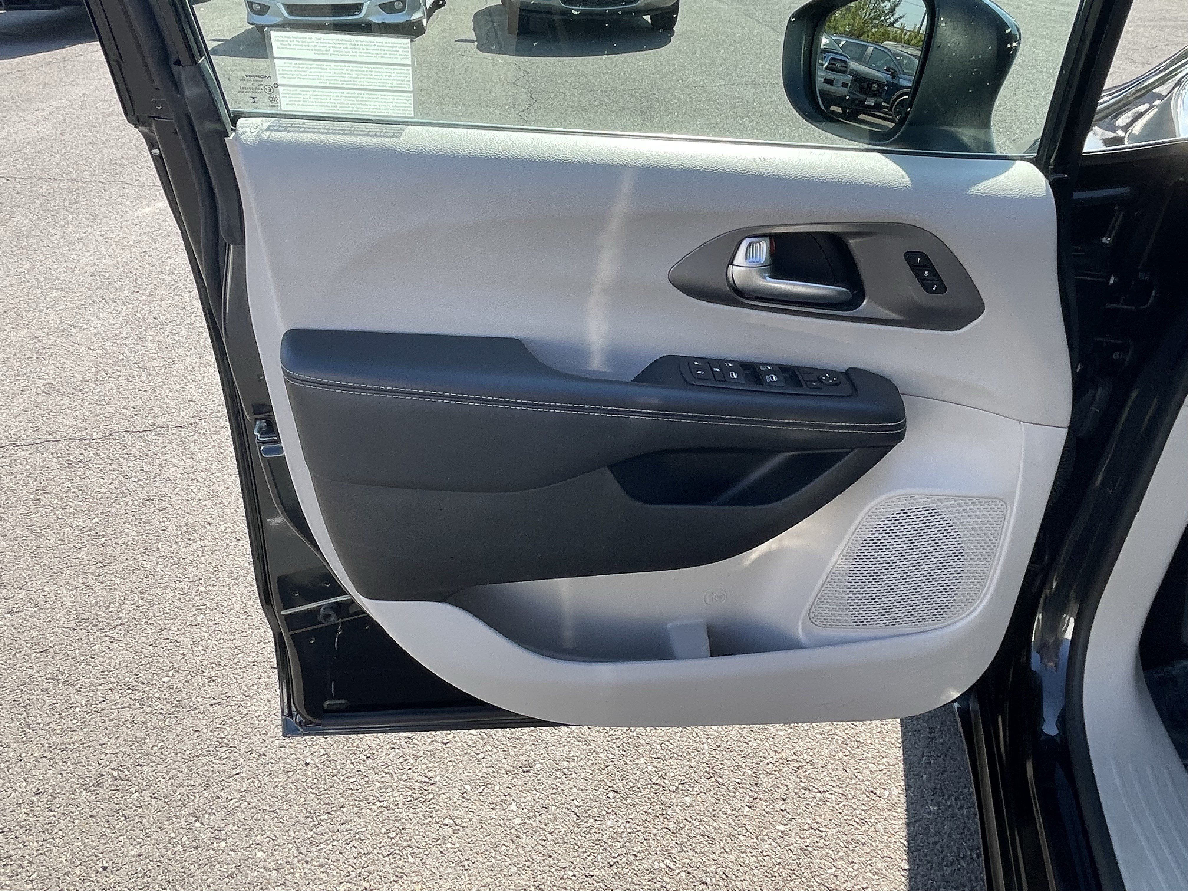 Used 2023 Chrysler Pacifica Touring-L FWD image 16