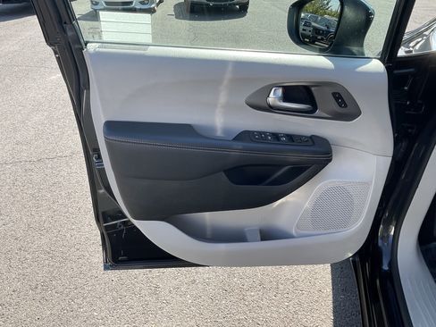 Used 2023 Chrysler Pacifica Touring-L FWD image 16