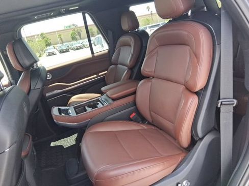 Used 2025 Lincoln Navigator Reserve AWD/4WD image 17