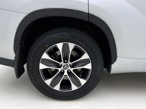 Used 2021 Toyota Highlander XLE AWD/4WD image 29