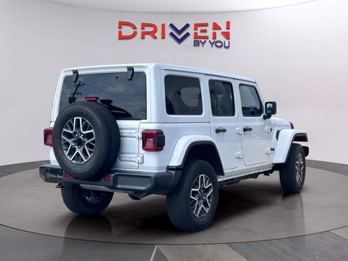 Used 2025 Jeep Wrangler Unlimited Sahara AWD/4WD image 5