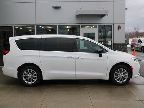 New 2026 Chrysler Pacifica Select image 8