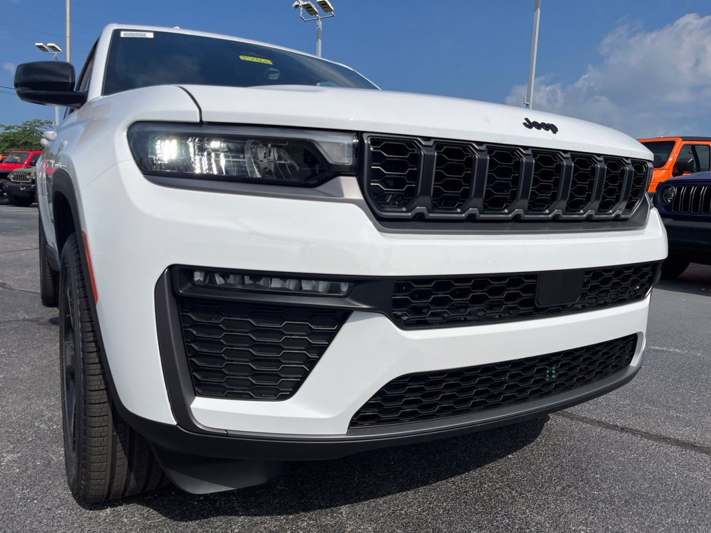 New 2026 Jeep Grand Cherokee Limited w/ Limited Altitude Package AWD/4WD image 34