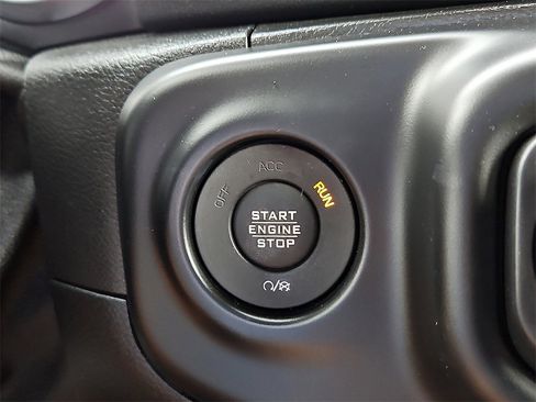 Used 2020 Jeep Wrangler Unlimited Sahara image 25