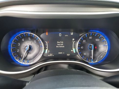Used 2024 Chrysler Pacifica Touring-L FWD image 22