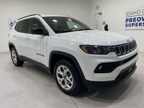 Used 2025 Jeep Compass Latitude AWD/4WD image 2