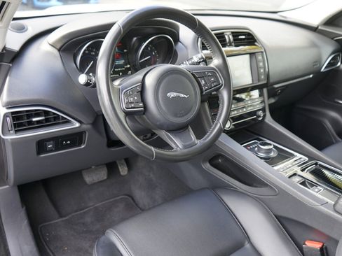 Used 2018 Jaguar F-PACE Premium image 18