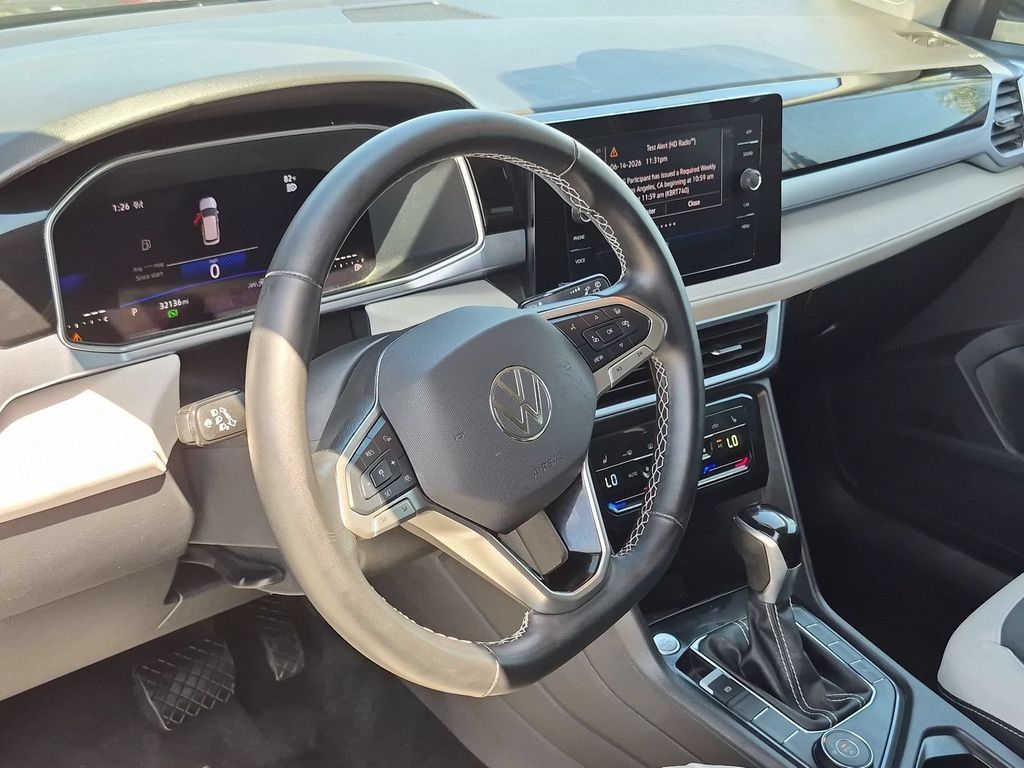 Used 2025 Volkswagen Taos SE AWD/4WD image 15