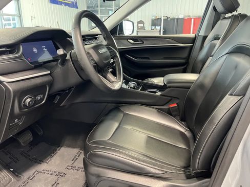Used 2024 Jeep Grand Cherokee Limited AWD/4WD image 10
