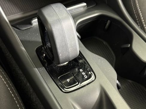 Used 2023 Volvo XC40 B5 Core image 31